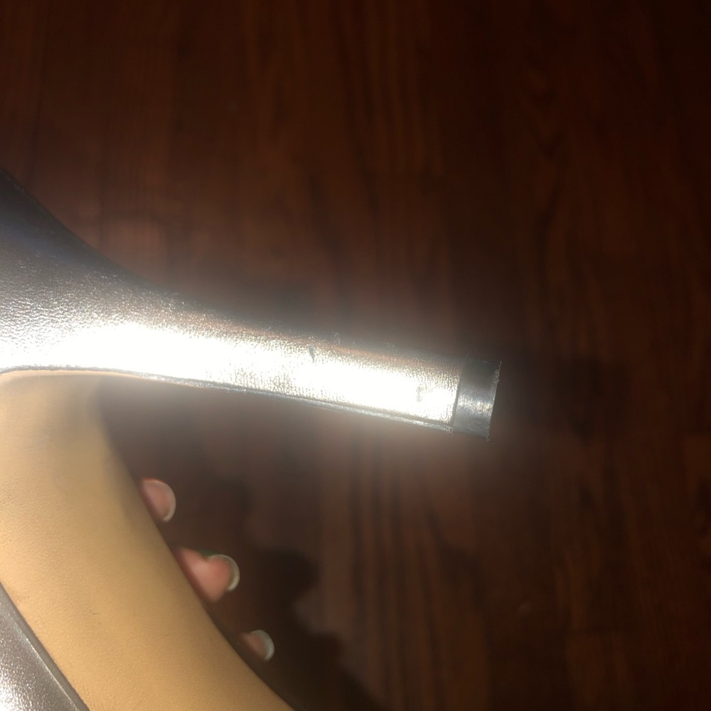 Gently worn silver Nine West heels with a side bow - Picture 3 of 6